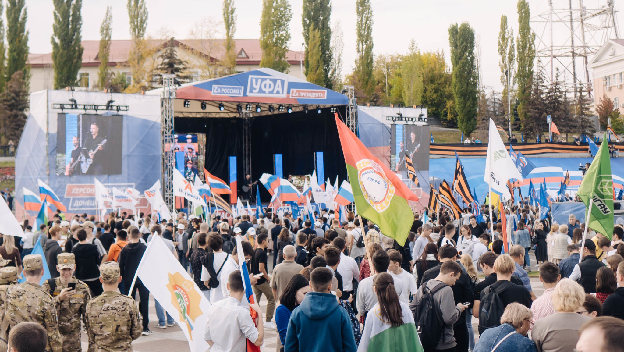 Митинг в башкирии 2024. Митинг Уфа в поддержку. Митинг на набережной Смоленск. Смоленск митинг своих не бросаем. Шаймуратовский полк Уфа вернулся на родину.